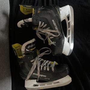 Black/Yellow 2022 Bauer Supreme M4 Hockey Skates Regular Width Size 6.5 (Used)