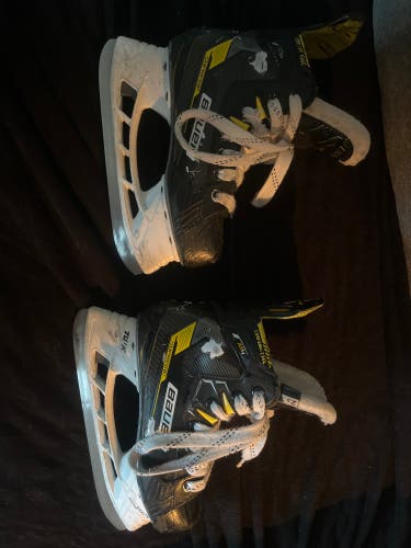 Black/Yellow 2022 Bauer Supreme M4 Hockey Skates Extra Wide Width Size 2.5 (Used)