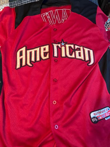 Red XL Men's Majestic Jersey (Used)