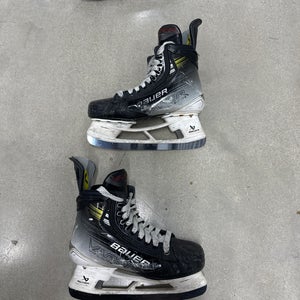 2023 Bauer Vapor Hyperlite 2 Hockey Skates Size 5 (Used)