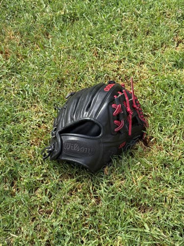 Wilson A2000 DP15 RHT Infield Baseball Glove 11.5" (Used)
