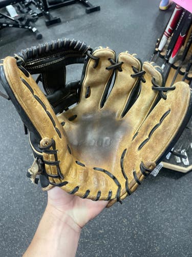 Used Wilson A2000 BB/SB Glove RH Throw Black 11 1/2" 11337-S000493352