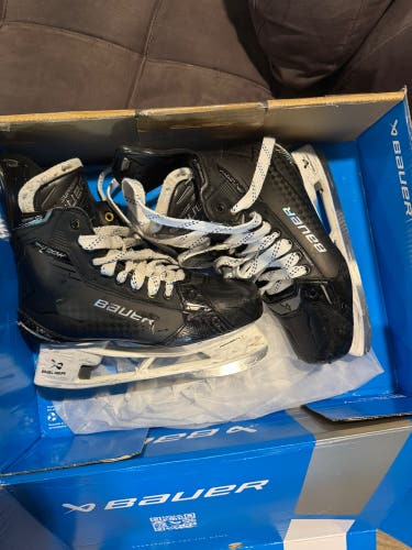 Black 2024 Bauer Supreme Shadow Hockey Skates Wide Width 9.5 (Used)