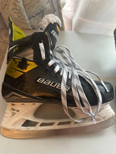 Bauer Supreme Mach Hockey Skates Regular Width 6 (Used)