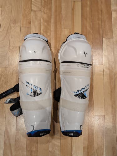 Intermediate Bauer Vapor Flylite 14" Shin Pads (Used)