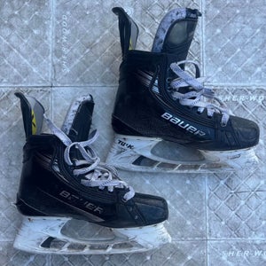 Black 2023 Bauer Vapor Hyperlite 2 Hockey Skates Regular Width Pro Stock Size 6.5 (Used)