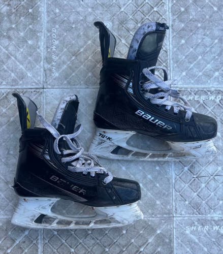 Black 2023 Bauer Vapor Hyperlite 2 Hockey Skates Regular Width Pro Stock Size 6.5 (Used)