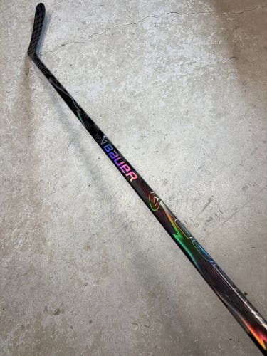 82 Flex P28M Senior Bauer Flylite Right Hand Hockey Stick (Like New) OHL Pro Stock