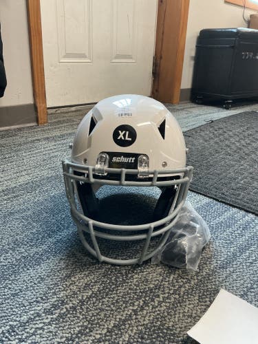 White Youth Extra Large Schutt Vengeance A11 Helmet (New)