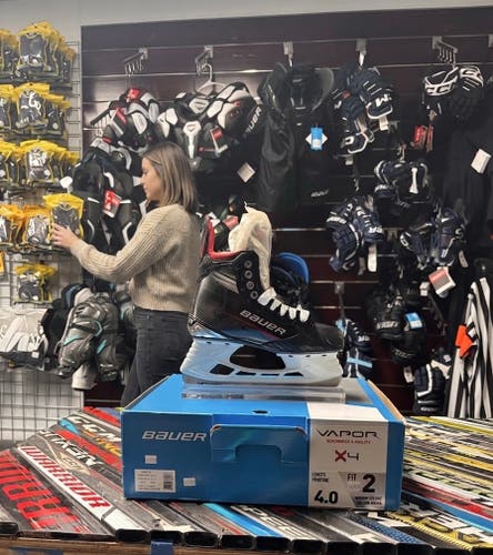 2023 Bauer Vapor X4 Hockey Skates Fit 2 Size 4 (New)