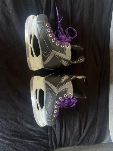 2001 Easton Synergy 500 Hockey Skates Regular Width 7 (Used)