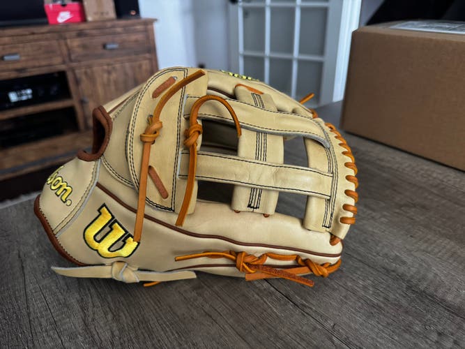 Wilson A2000 RH Outfield Baseball Glove 12.75" (Used)
