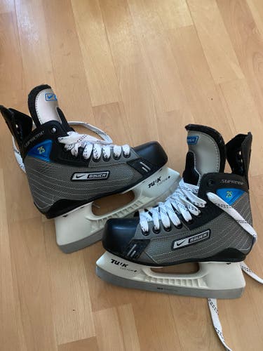 Bauer Nike Supreme Hockey Skates Size 2 (Used)