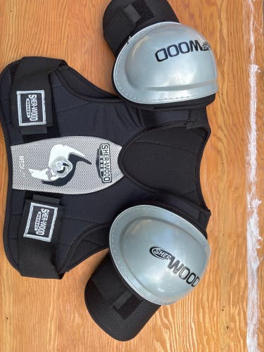 Men's Medium Senior Sher-Wood 5000 Shoulder Pads (Used)
