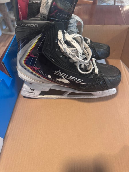 2025 Bauer Vapor Flypro Hockey Skates Regular Width 8.5 (Used)
