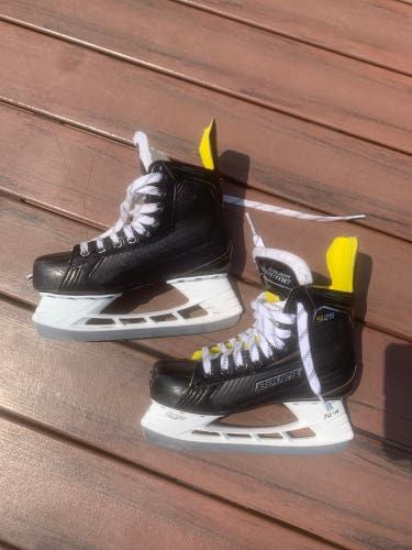 Black 2018 Bauer Supreme S25 Hockey Skates Regular Width Size 4 (Used)