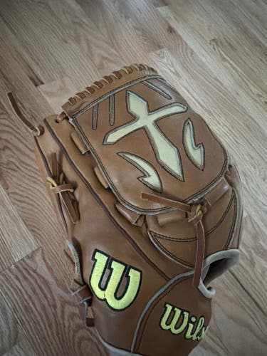 Wilson A2000 B23 LH Pitcher's Baseball Glove 12" (Used)