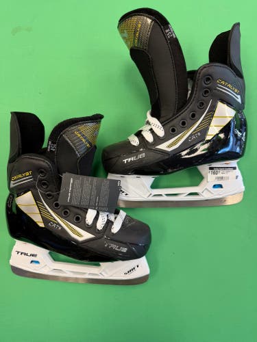 Junior True Catalyst 5 Hockey Skates Regular Width Size 2.5 (New)