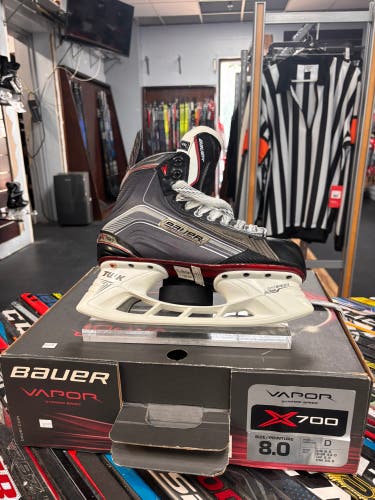 2015 Bauer Vapor X700 Hockey Skates Regular Width 8 (New)