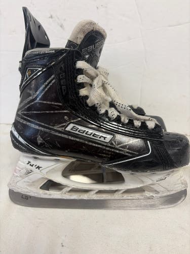Black Bauer Supreme 1S Hockey Skates Regular Width Size 4 (Used)