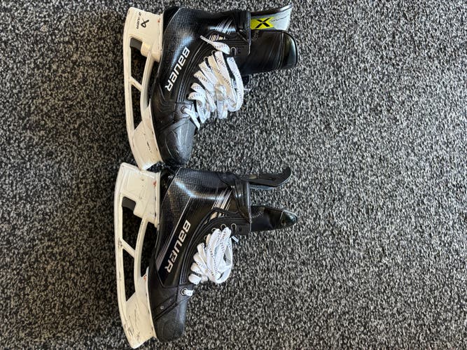 Black Bauer Vapor Hyperlite 2 Hockey Skates Regular Width Pro Stock Size 6.5 (Used)