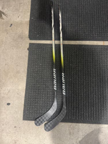 Intermediate Bauer Vapor Hyperlite 2 Right Handed Hockey Stick P92 50 Flex (Used)