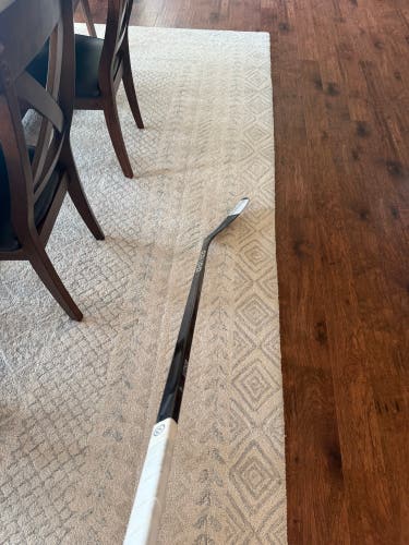 Intermediate Bauer Vapor Hyperlite 2 Right Handed Hockey Stick P92 65 Flex (Used)