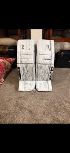 Vaughn V10 Pro Carbon leg pads