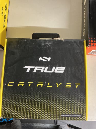 2022 True Catalyst 5 Hockey Skates Regular Width Size 1.5 (New)