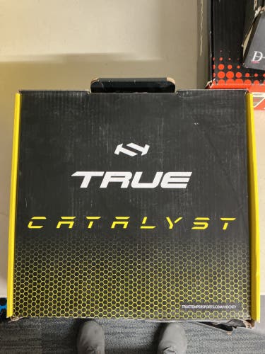 2022 True Catalyst 5 Hockey Skates Regular Width Size 3 (New)