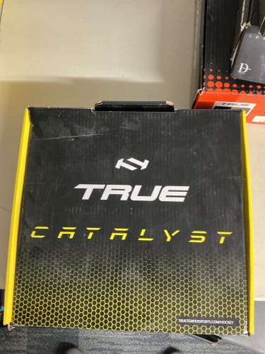 2022 True Catalyst 5 Hockey Skates Regular Width Size 3.5 (New)