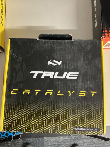 2022 True Catalyst 5 Hockey Skates Regular Width Size 2.5 (New)