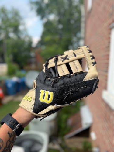 Wilson A2000 1679 12.5” First Base Mitt
