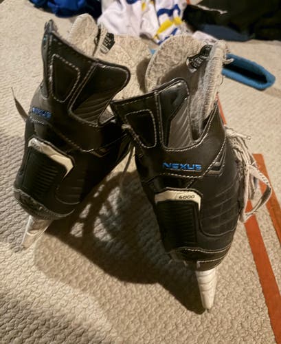 Black Bauer Nexus 6000 Hockey Skates Regular Width Size 6 (Used)