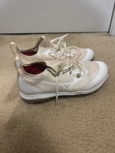 White Men's Size M 10.0 (W 11.0) Adult Mizuno Metal Cleats (Used)