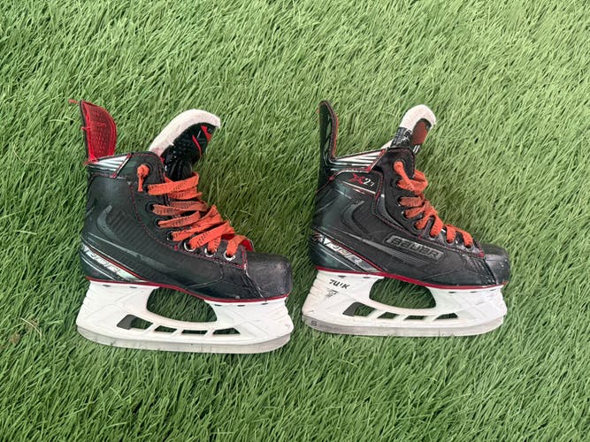 Black 2019 Bauer Vapor X2.7 Hockey Skates Regular Width Size 2.5 (Used)