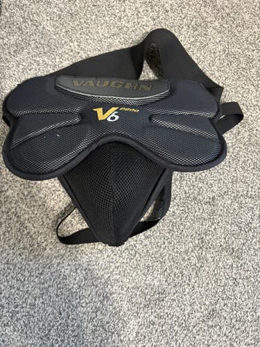 Vaughn V6 2000 goalie cup