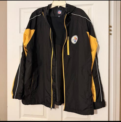 Unisex Pittsburgh Steelers Jacket Size Men’s Large NFL Official (Used Small Hole)