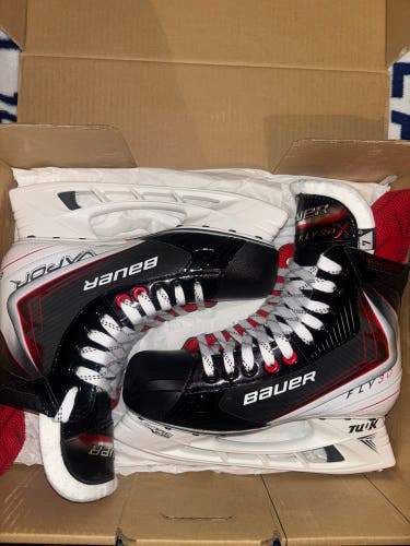 2025 Bauer Vapor Fly30 Hockey Skates Wide Width 7 (New)