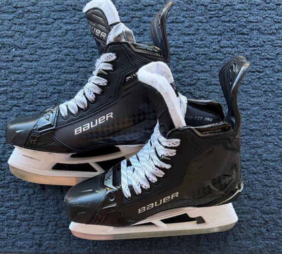 Black 2024 Bauer Supreme Shadow Hockey Skates Wide Width 9 (Used)