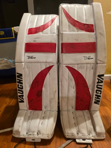 35" Vaughn VE8 XFP Goalie Leg Pads (Used)