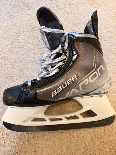 2021 Bauer Vapor Hyperlite Hockey Skates Regular Width 9 (Used)