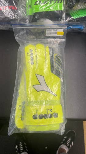 Diadora Arezzo Soccer Goalie Gloves - Medium-brand new
