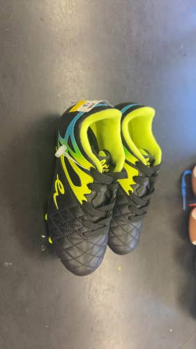 Elatto Youth Soccer Cleats - Size 13