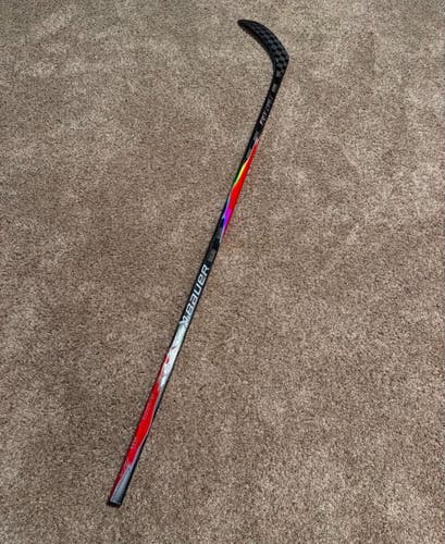 NEW Intermediate Bauer Red Vapor Flylite Right Handed Hockey Stick P28 55 Flex (New)