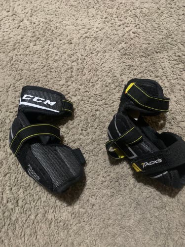 Junior Medium CCM Tacks 9550 Elbow Pads (Used)