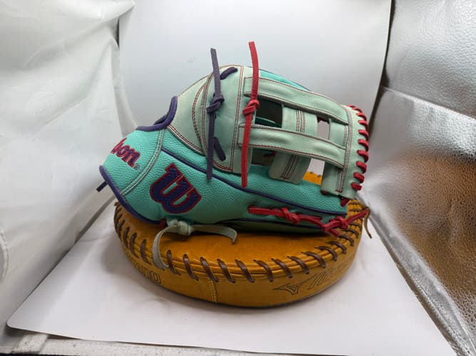 Wilson RH Outfield A2000 1750 Baseball Glove 12.5" (Used)