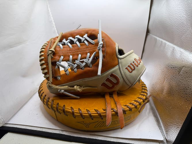 Pitcher's LH Wilson A2000 1789 Baseball Glove 11.5" (Used)