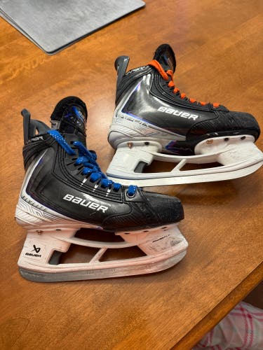 2025 Bauer Vapor Flylite Hockey Skates Regular Width Size 3.5 (Used)