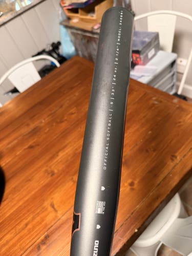 2027 Mizuno Carbon Bat (-9) 24 oz 33" (Used)